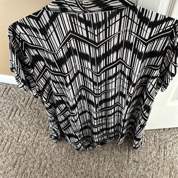 Black and White Top 🩷 - Picture 7 of 8